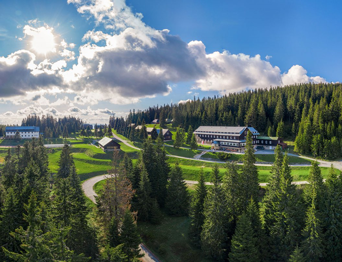 Pohľad na hotel Granit obklopený lesom, ktorý využíva vysokorýchlostnú konektivitu na zefektívnenie prevádzky – referencia od Mgr. Bronislavy Jánošovej, generálnej riaditeľky HOREZZA.