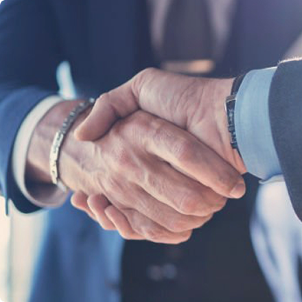 Podanie rúk dvoch ľudí ako symbol obchodného partnerstva, služba firemných sietí.