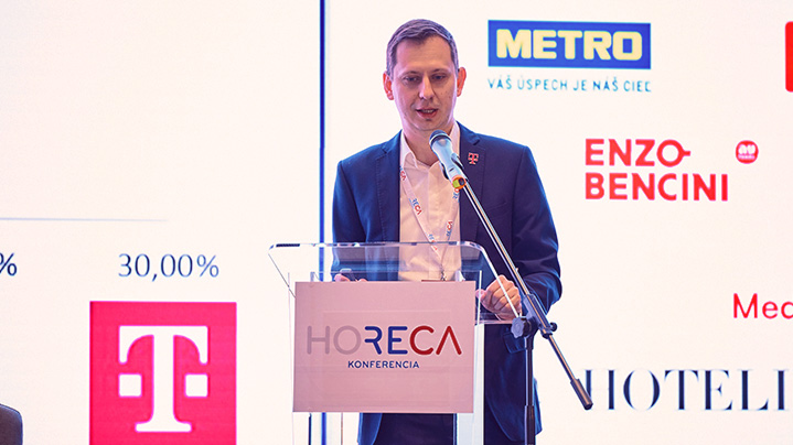 Rečník na konferencii HORECA 2025 vysvetľuje digitalizáciu hotelov a reštaurácií pomocou moderných nástrojov.
