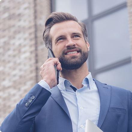 Muž telefonujúci vonku počas pracovného dňa.