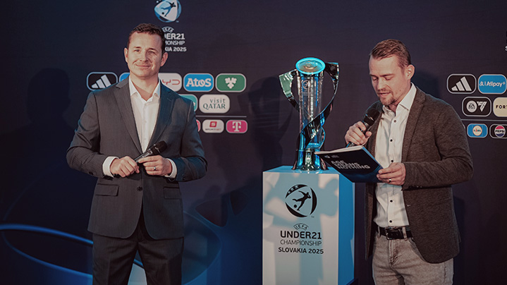Peter Laco s moderátorom na pódiu s trofejou UEFA U21 EURO 2025, ilustrujú partnerstvo Telekomu a využitie 5G siete pre šampionát.