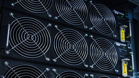 Chladiace ventilátory a technológia teplých a studených uličiek v serverovni.