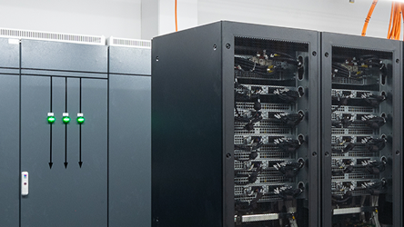 Serverové miestnosti Telekom DataCentra so zariadeniami a technickou infraštruktúrou.