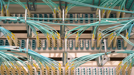 Detailný pohľad na optické káble a konektivitu v Telekom DataCentre.