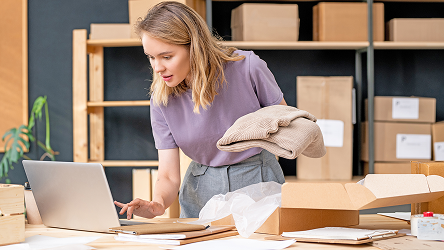 Žena vybavujúca objednávky v e-shope – zabezpečenie zákazníckych dát a zlepšovanie výkonnosti systémov pre online platformy.