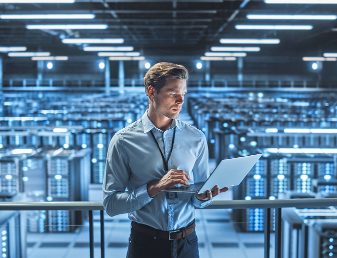 Technik s notebookom vo veľkom serverovom centre – služba Network Security Scan na identifikáciu rizík v sieti.